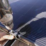 La nouvelle loi vaudoise sur l'énergie obligera à poser des panneaux solaires pour les nouveaux bâtiments, mais seulement en cas de rénovation pour ceux existants, et avec finalement la suppression d'un délai à 2039 (photo symbolique). Keystone/GAETAN BALLY