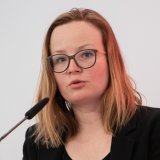 L'USS déplore l'augmentation des absences pour des maladies, après sa conférence annuelle. Gabriela Medici, co-secrétaire syndicale de l’USS, a demandé l'arrêt de l'extension du travail le dimanche et de meilleurs mesures de protection des travailleurs (image d'archives). KEYSTONE/PETER SCHNEIDER