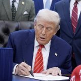 Donald Trump s'est félicité d'une "grande victoire pour le peuple américain" en signant le décret mettant fin à la paralysie budgétaire. KEYSTONE/EPA/YURI GRIPAS / POOL