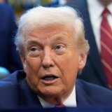 Donald Trump, dont le nom apparaît des milliers de fois dans le dossier Epstein, estime qu'il est temps "pour le pays de passer peut-être à autre chose, comme le système de santé ou quelque chose qui importe aux gens". KEYSTONE/AP/Alex Brandon