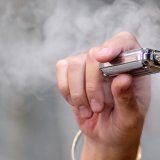 106 substances "particulièrement préoccupantes" ont été trouvées dans les aérosols des e-cigarettes (archives). KEYSTONE/EPA/LUONG THAI LINH