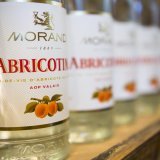 Une bouteille d'abricotine AOP est visible dans la Distillerie Morand (image d'illustration)