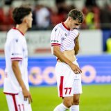 Donat Rrudhani (au centre) et ses coéquipiers avaient la mine basse au terme du premier derby du Rhône de la saison.