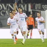 Rilind Nivokazi (doigt levé), l'un des symboles du FC Sion lors de la première moitié de saison