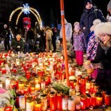 Les hommages devant le Constellation à Crans Montana (illustration)