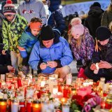 Le monde rend hommage aux victimes avec des fleurs et des bougies posées dans la zone de la tragédie.
