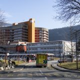 Le Centre hospitalier du Valais romand dénombre quatre patients, dont le pronostic vital n'est pas engagé, contre dix en début de semaine dernière