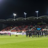 Les joueurs et le public lors de la cérémonie d'hommage.