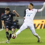 Ilyas Chouaref (en blanc) au duel avec Ledjan Sahitaj.