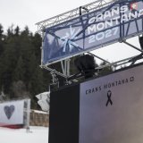 Dans l'aire d'arrivée, les bâches des sponsors ont cédé la place aux hommages aux victimes du drame du 1er janvier.