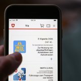 Les automobilistes suisses doivent avoir acheté leur vignette autoroutière pour le 1er février 2026. (image d'illustration)