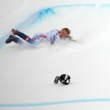 La Norvégienne Marte Monsen a lourdement chuté dans le mur d'arrivée, au point de perdre son casque, avant d'être évacuée sur une civière.