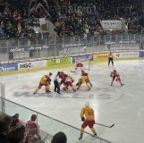 La défense du HC Viège en action pour contenir les assauts du HC Sierre
