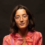 Née en 1999, diplômée en céramique à l’École d’arts appliqués de Vevey, l’artiste vit et travaille entre Sion et Lausanne.