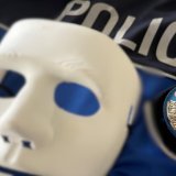 La police le répète encore et encore : AUCUN ORGANE OFFICIEL N’AGIT DE LA SORTE ! AUCUN POLICIER, AUCUN BANQUIER, AUCUN TECHNICIEN NE VOUS DEMANDE DE CODES, DE CARTES BANCAIRES, DE BIJOUX OU D’ARGENT LIQUIDE. AUCUN ORGANE OFFICIEL ET AUCUN PROFESSIONNEL NE VOUS DEMANDE DE PRENDRE LA MAIN SUR VOTRE ORDINATEUR.