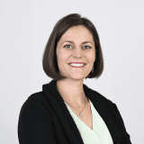 Emmanuelle Kerwien-Jacquier est au bénéfice d’un Bachelor of Science en soins infirmiers, d’un Master of Science en soins infirmiers et d’un Certificate of Advanced Studies (CAS) en enseignement supérieur de l’Université de Berne. Elle effectue actuellement un doctorat en sociologie auprès de l’Université de Genève.