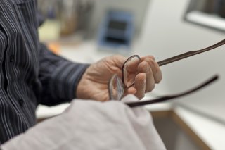 Avec l'âge, presque personne ne peut se passer d'une aide à la lecture : dans le groupe d'âge des 55-74 ans, 89% portent des lunettes ou des lentilles de contact. (photo d'archives) KEYSTONE/GAETAN BALLY