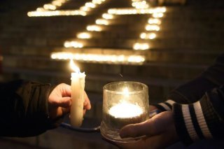 Les actions solidaires se multiplient durant la période des fêtes. Ici, l'événement "Un million d'étoiles" de Caritas, qui allume des bougies en solidarité avec les personnes touchées par la pauvreté. (image d'illustration) Keystone/LAURENT GILLIERON