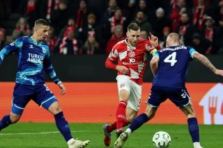 L'international suisse et défenseur Silvan Widmer (au centre) a inscrit son 2e but de la saison en Bundesliga avec Mayence. (Archives) KEYSTONE/EPA/RONALD WITTEK