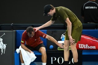 Jannik Sinner (à droite) a profité de l'abandon du Français Hugo Gaston (à gauche). KEYSTONE/EPA/JOEL CARRETT