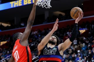 Clint Capela (à gauche) et les Rockets ont battu Houston vendredi KEYSTONE/AP/Duane Burleson