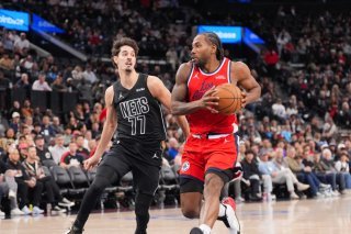 Kawhi Leonard (à droite) et les Clippers ont facilement battu les Nets dimanche KEYSTONE/AP/Jae C. Hong
