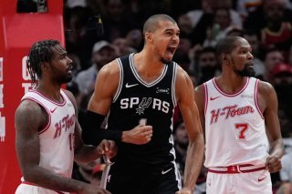 Victor Wembanyama (au centre) a brillé mercredi face aux Rockets KEYSTONE/AP/Ashley Landis