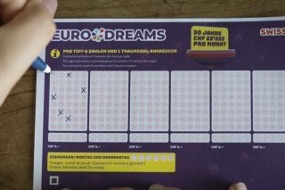 Le tirage de jeudi soir n'a pas fait de gagnant à l'Eurodreams pour une rente mensuelle de 22'222 francs ,(archives). KEYSTONE/GAETAN BALLY