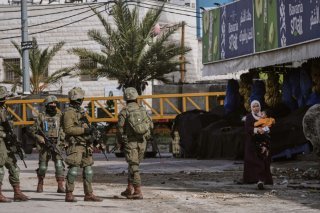 Les forces israéliennes "poursuivent les recherches dans le secteur afin de localiser et d'éliminer l'ensemble des terroristes", selon l'armée (image d'illustration). KEYSTONE/AP/Mahmoud Illean