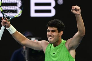 Carlos Alcaraz s'est retrouvé au bord du précipice face à Alexander Zverev avant de se hisser en finale KEYSTONE/EPA/JOEL CARRETT