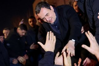 Le Premier ministre par intérim du Kosovo et leader du parti Vetevendosje (LVV), Albin Kurti (au centre), salue ses partisans à Pristina, au Kosovo. KEYSTONE/EPA/GEORGI LICOVSKI