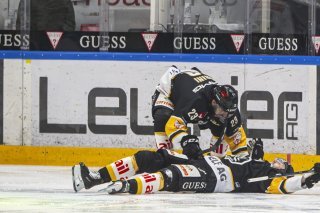 A terre, Jiri Sekac est félicité par Giovanni Morini après avoir inscrit le 2-1 luganais KEYSTONE/Samuel Golay