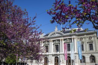Le Grand Théâtre de Genève veut faire vivre durablement une partie de ses costumes auprès du public (archives). KEYSTONE/MARTIAL TREZZINI