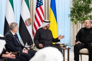 La dernière ronde de discussions entre le russe Igor Kostyukov, 2e à gauche, l'ukrainien Rustem Umerov, à droite, et l'américain Jared Kushner, à gauche, autour du président des Emirats arabes unis, Mohamed bin Zayed Al Nahyan (2e à droite), le 23 janvier à Abou Dhabi. KEYSTONE/EPA/UAE Presidential Court /HANDOUT HANDOUT