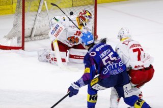 Max Lindroth (à gauche) a offert les deux points à Kloten en prolongation. KEYSTONE/PATRICK B. KRAEMER