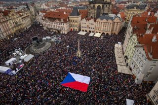 Les organisateurs estziment entre 80'000 et 90'000 le nombre de manifestants qui ont apporté leur soutien au président Petr Pavel. KEYSTONE/EPA/MARTIN DIVISEK