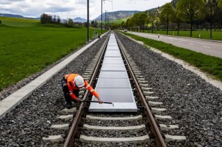 L'installation de la première centrale solaire amovible au monde est opérationnelle depuis le 24 avril 2025 (archives). KEYSTONE/JEAN-CHRISTOPHE BOTT