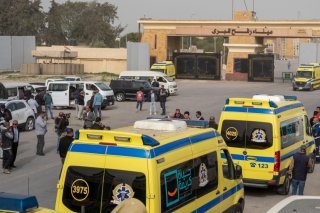 Les patients ont traversé la frontière à bord de trois ambulances. KEYSTONE/AP/Mohammed Arafat
