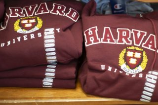 Donald Trump accuse Harvard et d'autres universités américaines de promouvoir une idéologie dite "woke" tout en ne protégeant pas suffisamment les étudiants juifs (archives). KEYSTONE/EPA/CJ GUNTHER