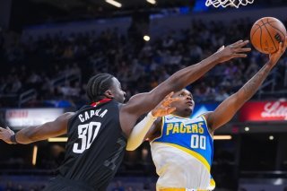 Clint Capela (à gauche) et les Rockets ont battu les Pacers lundi KEYSTONE/AP/Michael Conroy