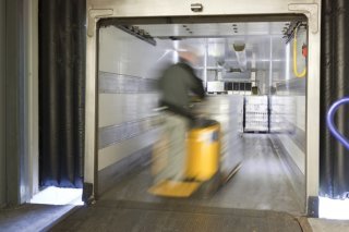 Un refroidissement insuffisant a été constaté dans 15% des véhicules frigorifiques contrôlés (image symbolique). KEYSTONE/GAETAN BALLY