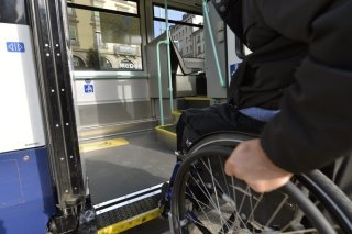 En Suisse, les personnes en situation de handicap doivent pouvoir emprunter les transports publics facilement et de manière autonome, indique la loi fédérale sur l'élimination des inégalités frappant les personnes handicapées (LHand) (archives). Keystone/MARTIAL TREZZINI