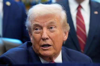 Donald Trump, dont le nom apparaît des milliers de fois dans le dossier Epstein, estime qu'il est temps "pour le pays de passer peut-être à autre chose, comme le système de santé ou quelque chose qui importe aux gens". KEYSTONE/AP/Alex Brandon
