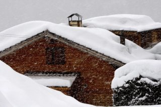 La neige a atteint une hauteur de 235 centimètres vendredi à La Creusaz (VS) (image d'illustration). KEYSTONE/JEAN-CHRISTOPHE BOTT