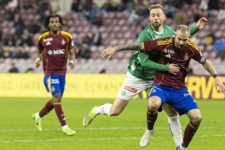 Steve Rouiller (au premier plan) a égalisé pour Servette, mais les Grenat n'ont pas réussi à prendre l'avantage par la suite. KEYSTONE/CYRIL ZINGARO