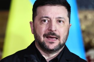 Le président Volodymyr Zelensky s'est exprimé dans un message vidéo à l'occasion des quatre ans de l'agression de son pays par la Russie. KEYSTONE/EPA/RONALD WITTEK