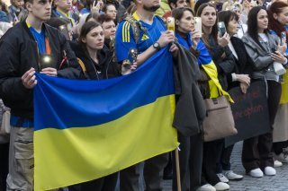 A Lausanne, comme dans d'autres villes en Suisse, plusieurs personnes se sont rassemblées pour les quatre ans de la guerre en Ukraine. Dans la capitale vaudoise, ils étaient près de 200. KEYSTONE/LAURA JULIANO