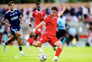 Dinis Rodrigues en action lors du match amical contre le Paris FC en juillet 2025