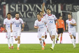 Rilind Nivokazi (doigt levé), l'un des symboles du FC Sion lors de la première moitié de saison