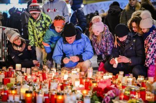 Le monde rend hommage aux victimes avec des fleurs et des bougies posées dans la zone de la tragédie.